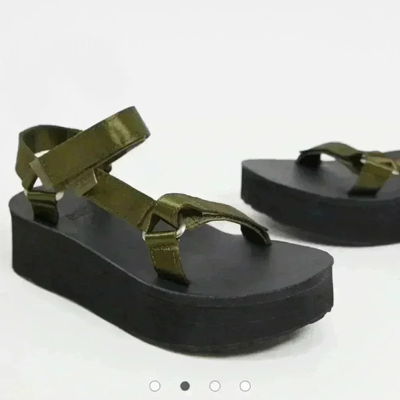 NWT Teva Women's Flatform Universal Sandal SZ 8, Black/Tan - Picture 2 of 7